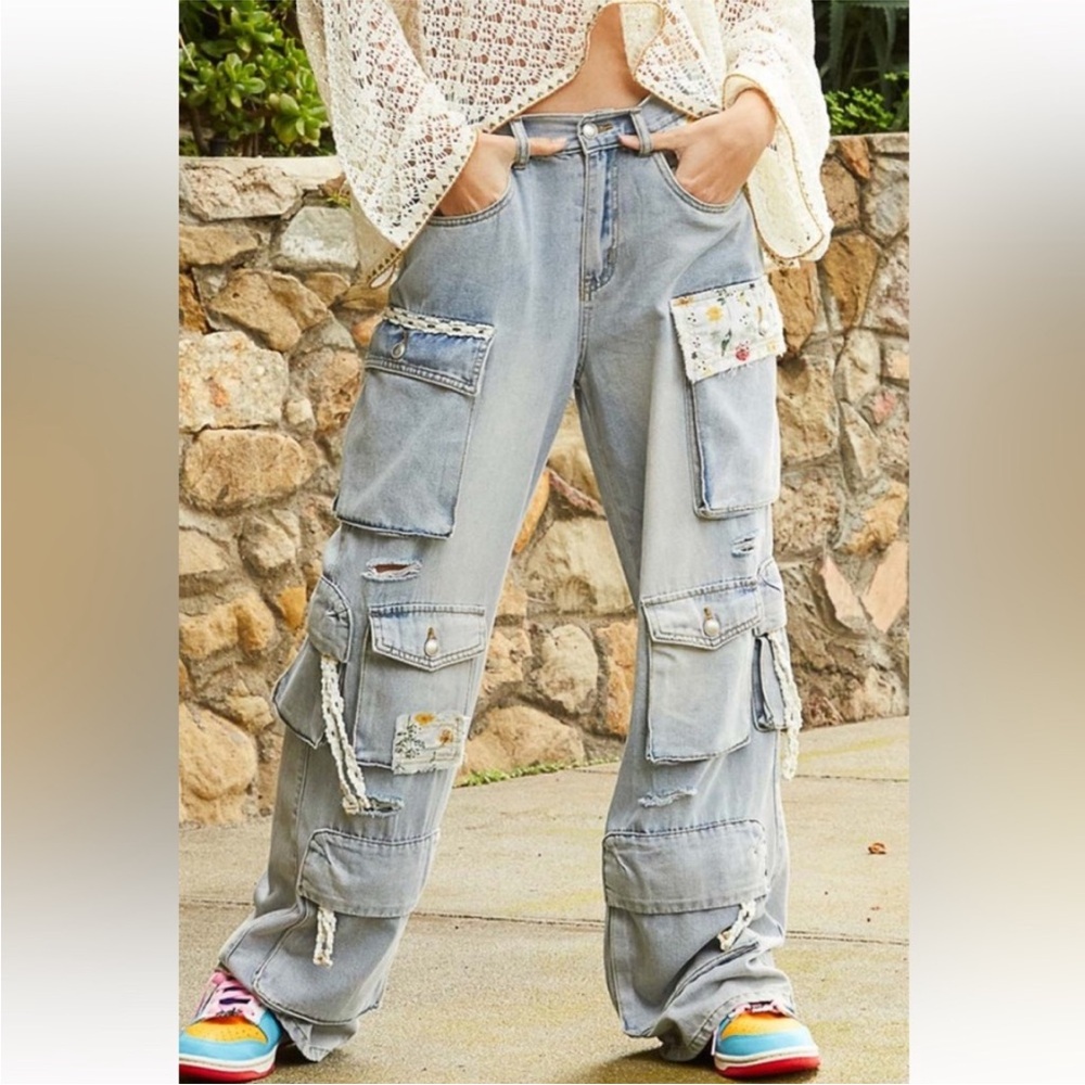 NWT! POL Light Blue Wash Floral Print Patches Cargo Denim Jean Pants